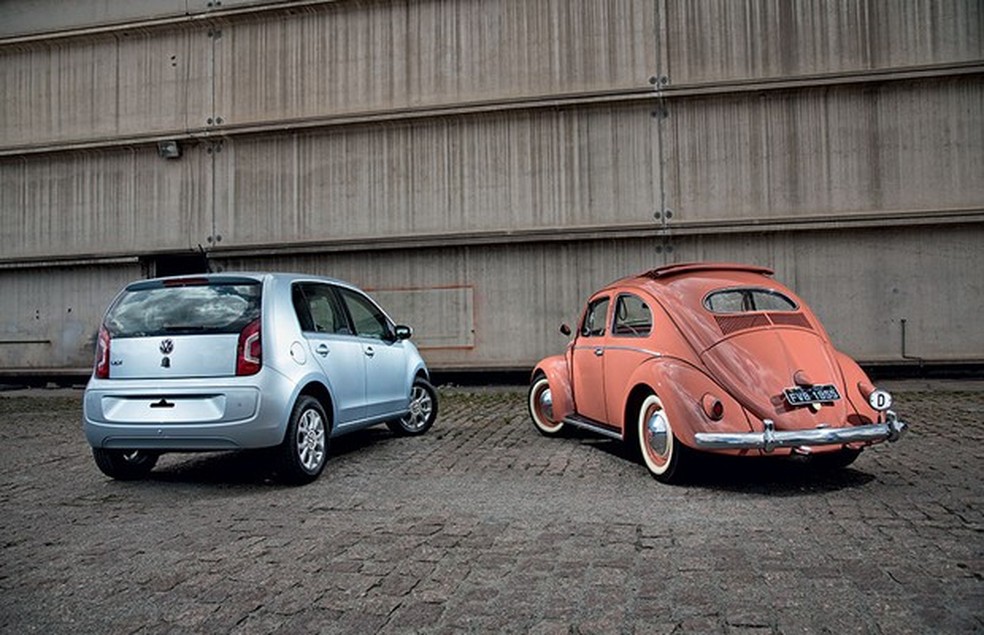 Volkswagen up! e Fusca 1956 (Foto: Fabio Aro / Auto News Brasil) — Foto: Auto Esporte