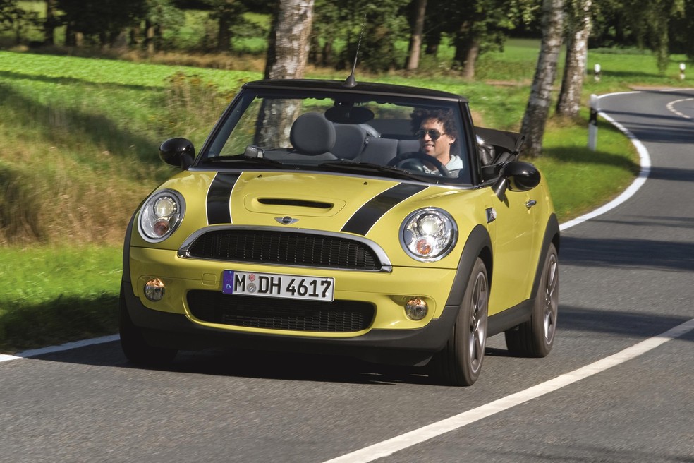 Mini Cooper S Cabriolet conjuga charme e velocidade — Foto: Divulgação