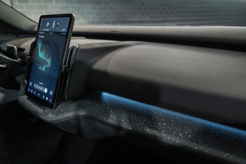 Volvo EX30 Ultra Twin Motor 2026 tem iluminação ambiente na cabine  — Foto: Divulgação