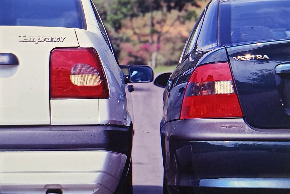 As angulosidades da carroceria do Tempra se contrapõem às formas arredondadas do Vectra — Foto: Luca Bassani/ Auto News Brasil/ MIAU