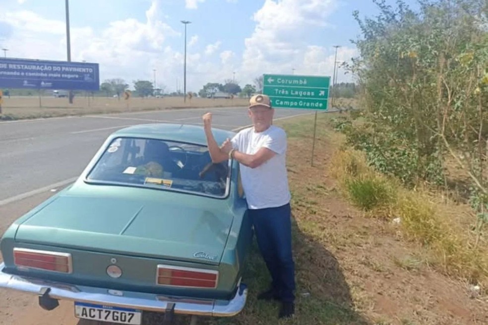 Após percorrer quase 3 mil km, Ford Corcel 1977 que saiu do Paraná ainda teve que ralizar travessia de balsa para chegar ao destino final — Foto: Reprodução/Facebook Janete Niedermeyer