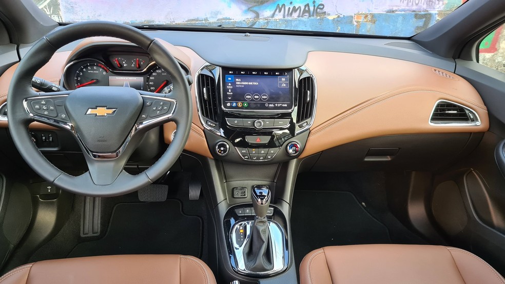 Interior em duas cores chama atenção pelo visual, mas peca pelo acabamento — Foto: Rodrigo Ribeiro/Auto News Brasil