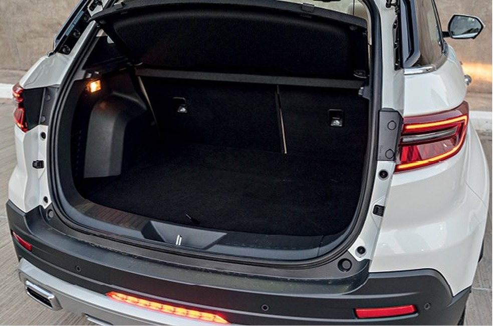 O porta-malas comporta 420 litros até o teto; se considerar o tampão como limite, o volume cai para 348 litros (Foto: Bruno Guerreiro) — Foto: Auto Esporte