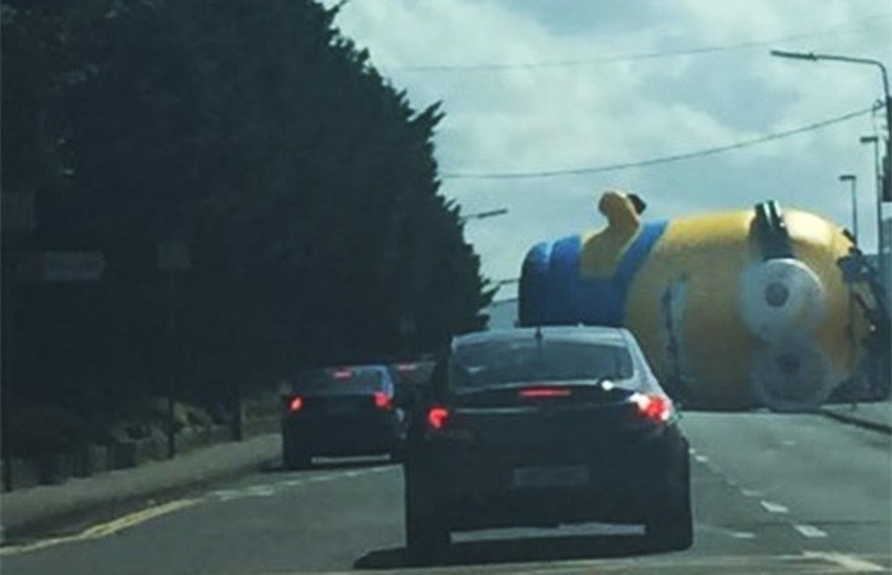 Minion gigante cai em rodovia na Irlanda (Foto: Reprodução/thejournal.ie) — Foto: Auto Esporte