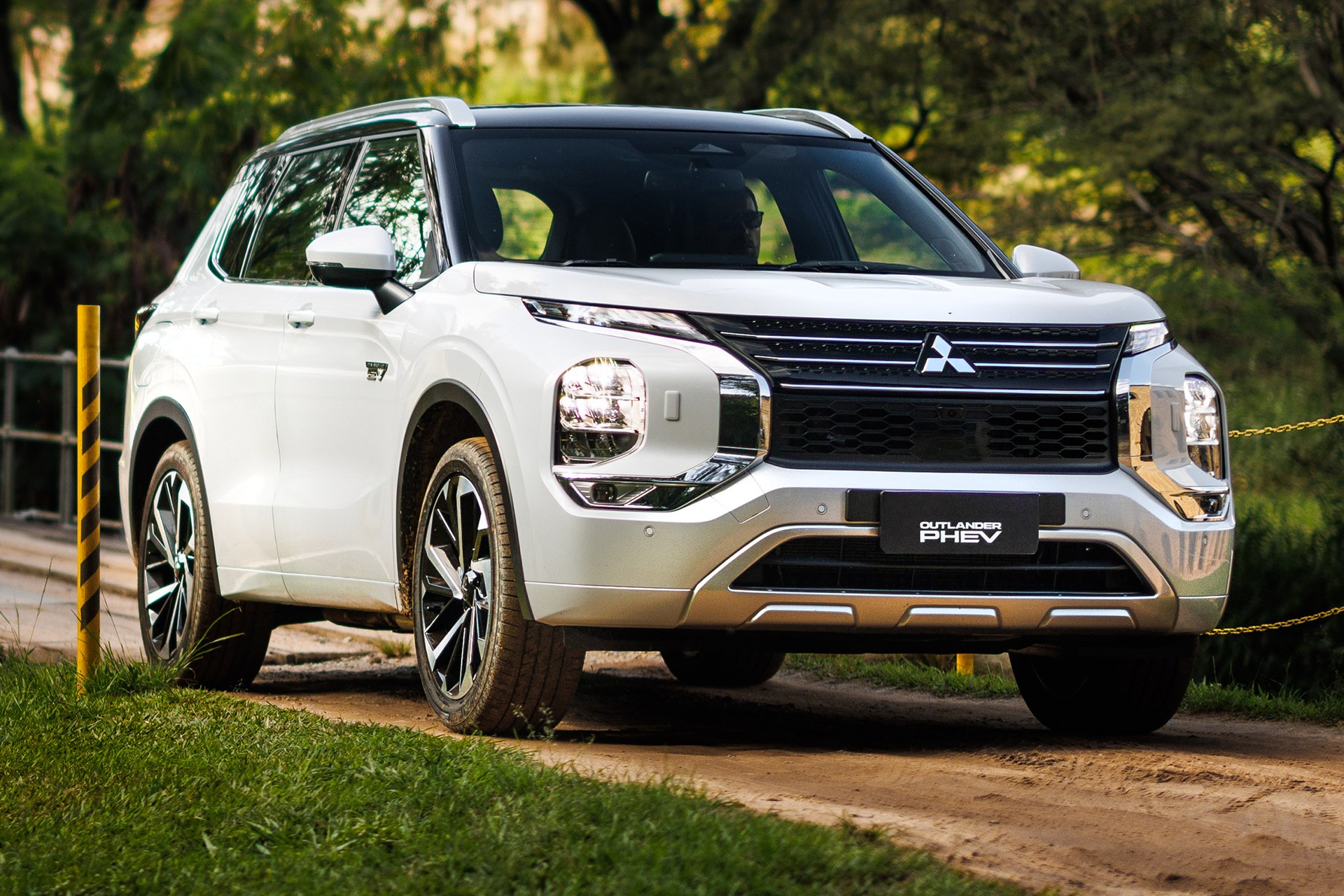 Mitsubishi Outlander PHEV em mostra em ambiente urbano