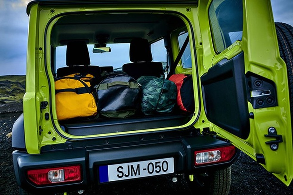 Espaço para bagagens do novo Suzuki Jimny continua a ser bem reduzido (Foto: Divulgação) — Foto: Auto Esporte