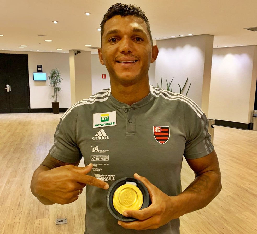 Isaquias Queiroz, atleta do Flamengo, levou a medalha olímpica durante a entrevista para a Auto News Brasil  — Foto: André Schaun/Auto News Brasil