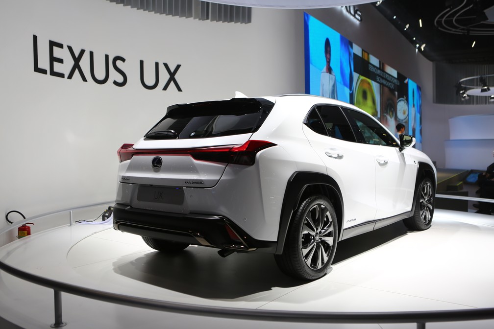 Traseira do Lexus UX, apresentado no Salão do Automóvel 2018 — Foto: Marcelo Brandt/G1