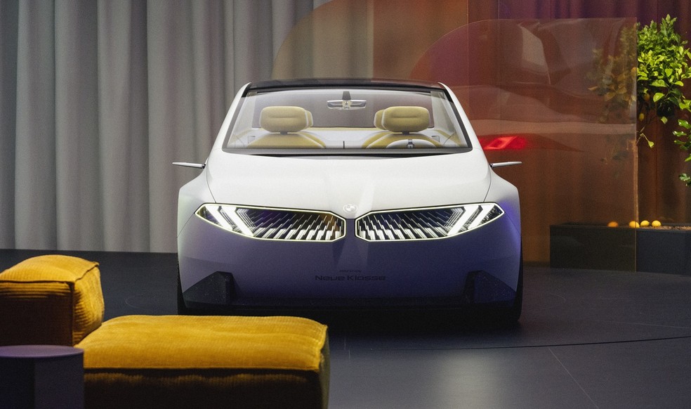 BMW Neue Klasse - famoso "duplo rim" (as grades duplas do radiador) e farois são fundidos em uma peça só — Foto: Divulgação