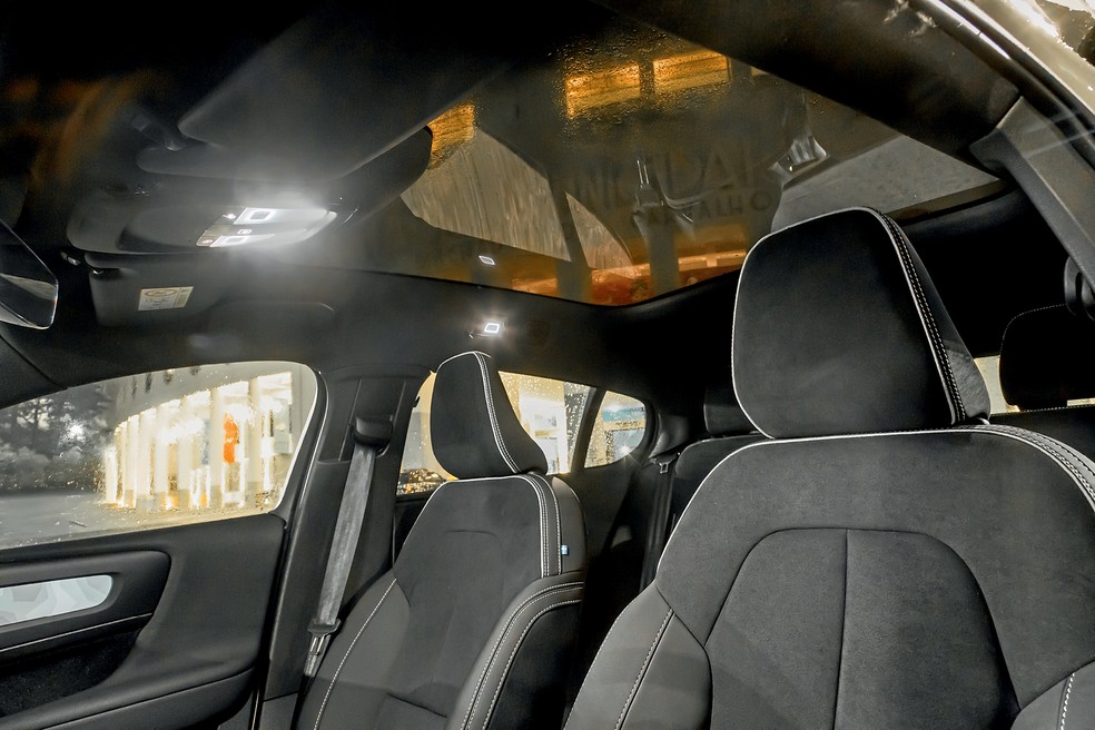 Volvo EC40 Plus oferece gigantesco teto solar panorâmico — Foto: Renato Durães/Auto News Brasil
