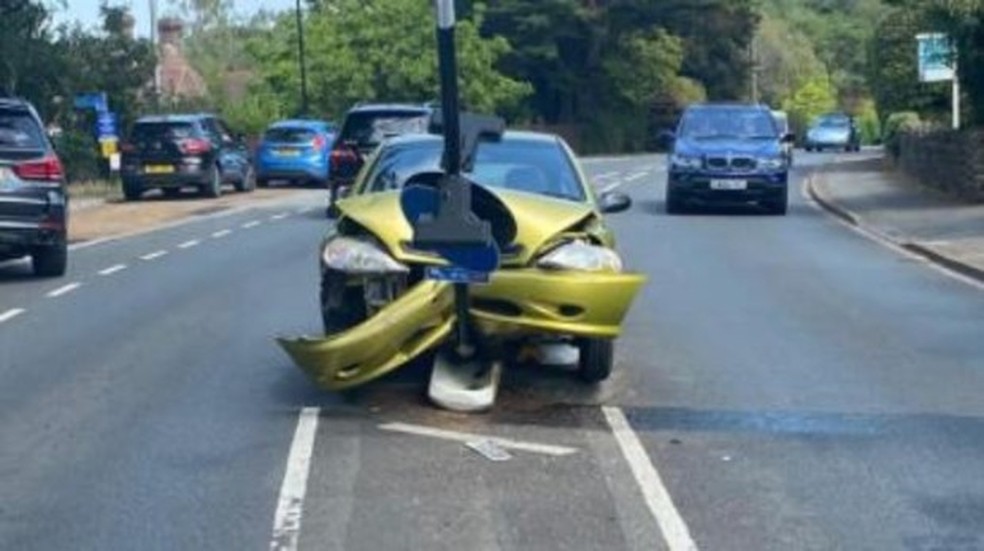 Acidente causado após motorista tentar tirar aranha de dentro do carro (Foto: Divulgação) — Foto: Auto Esporte