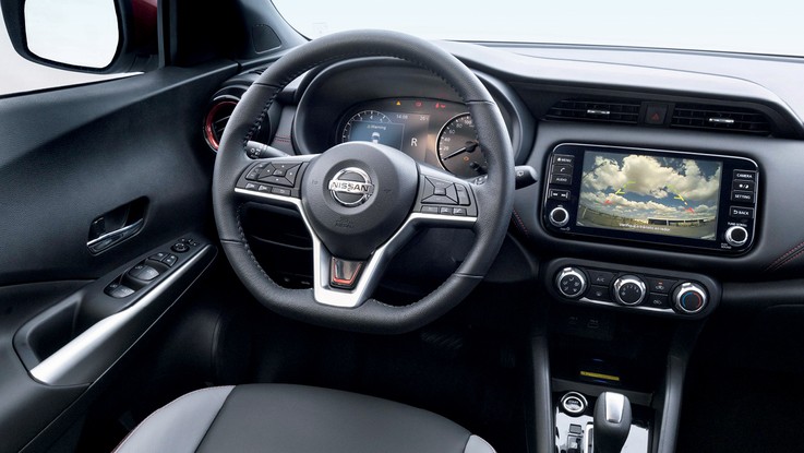 Nissan Kicks XPlay 2022 - O interior tem detalhes vermelhos nas saídas de ar e costuras do volante