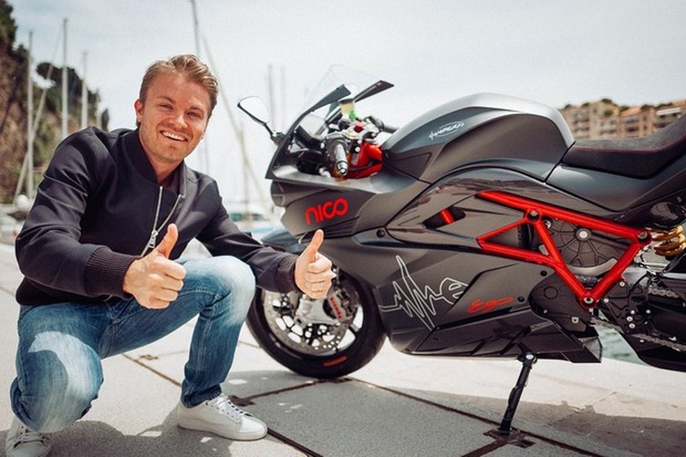 Nico Rosberg e sua motocicleta elétrica de 150 cv: zero a 100 km/h em 3 segundos (Foto: Divulgação) — Foto: Auto Esporte