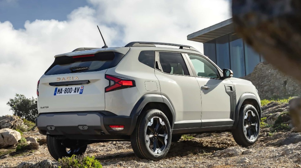 Dacia Duster muda radicalmente na traseira, estreando lanternas com novo formato — Foto: Divulgação