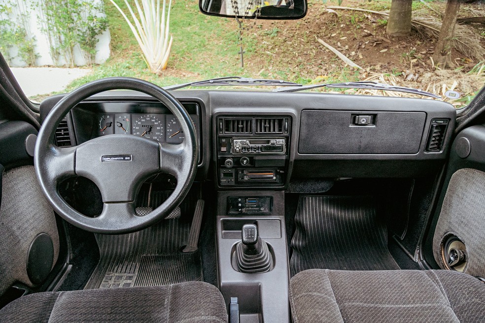 Toca fitas, ar-condicionado e regulagens elétricas dos retrovisores são características marcantes do Diplomata — Foto: Renato Durães/Auto News Brasil