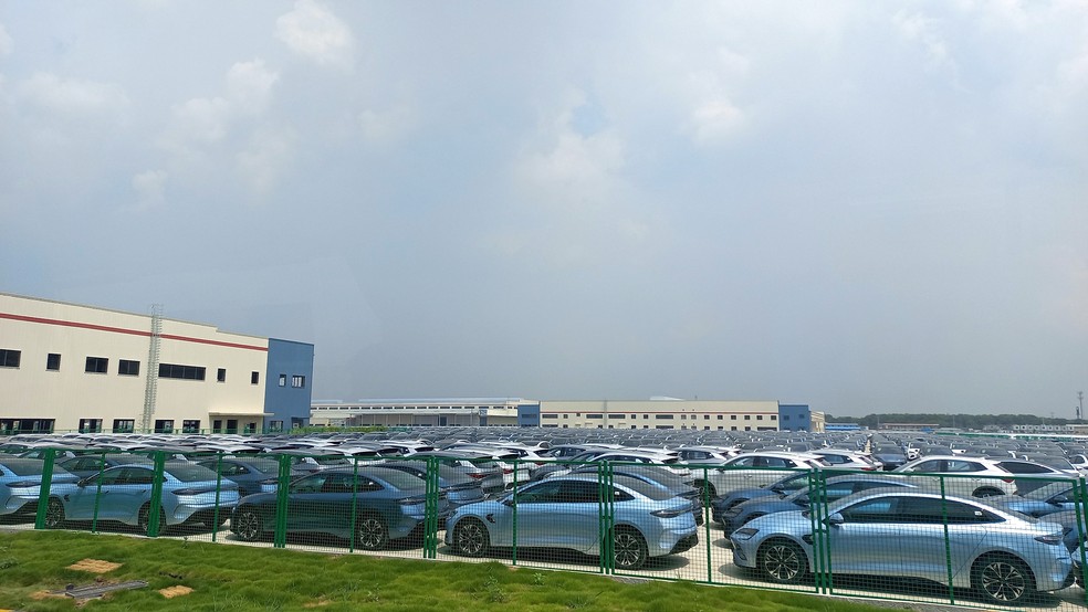 Estoque de veículos prontos da fábrica da BYD em Changzhou, China — Foto: Ulisses Cavalcante