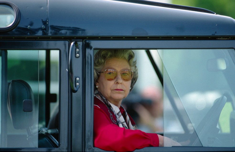 Rainha Elizabeth vista ao volante de um Land Rover Defender — Foto: Getty Images