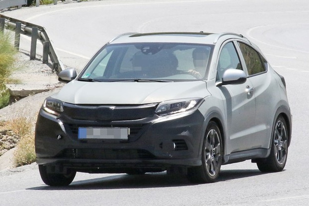 Honda HR-V reestilizado foi flagrado em testes na Espanha (Foto: CarPix/Auto News Brasil) — Foto: Auto Esporte