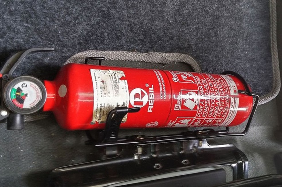 Extintor de incêndio deve estar dentro da validade para evitar problemas — Foto: Auto Esporte