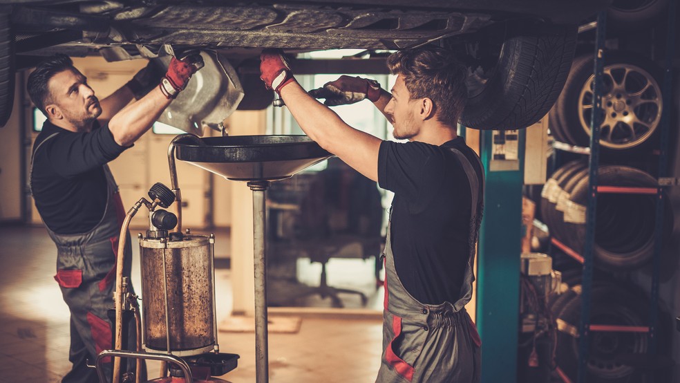Deixar de trocar o óleo do motor ou não respeitar os prazos estipulados pode gerar problemas no funcionamento do veículo — Foto: Envato