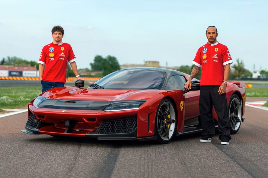 Lewis Hamilton e Charles Leclerc pilotam a nova Ferrari F80