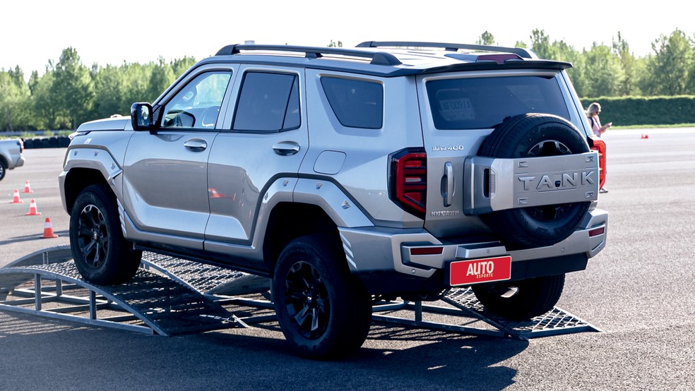 Tank 400 é um SUV híbrido com visual musculoso e rebites nas caixas de rodas — Foto: Divulgação