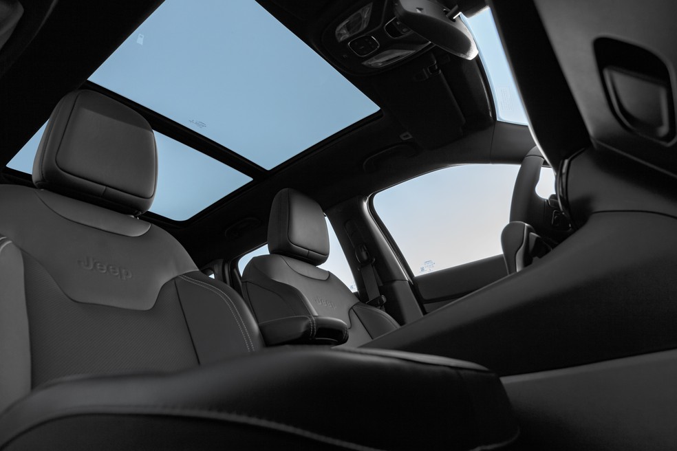 Só a versão flex mais cara do Jeep Compass tem teto solar panorâmico de fábrica — Foto: Leo Sposito