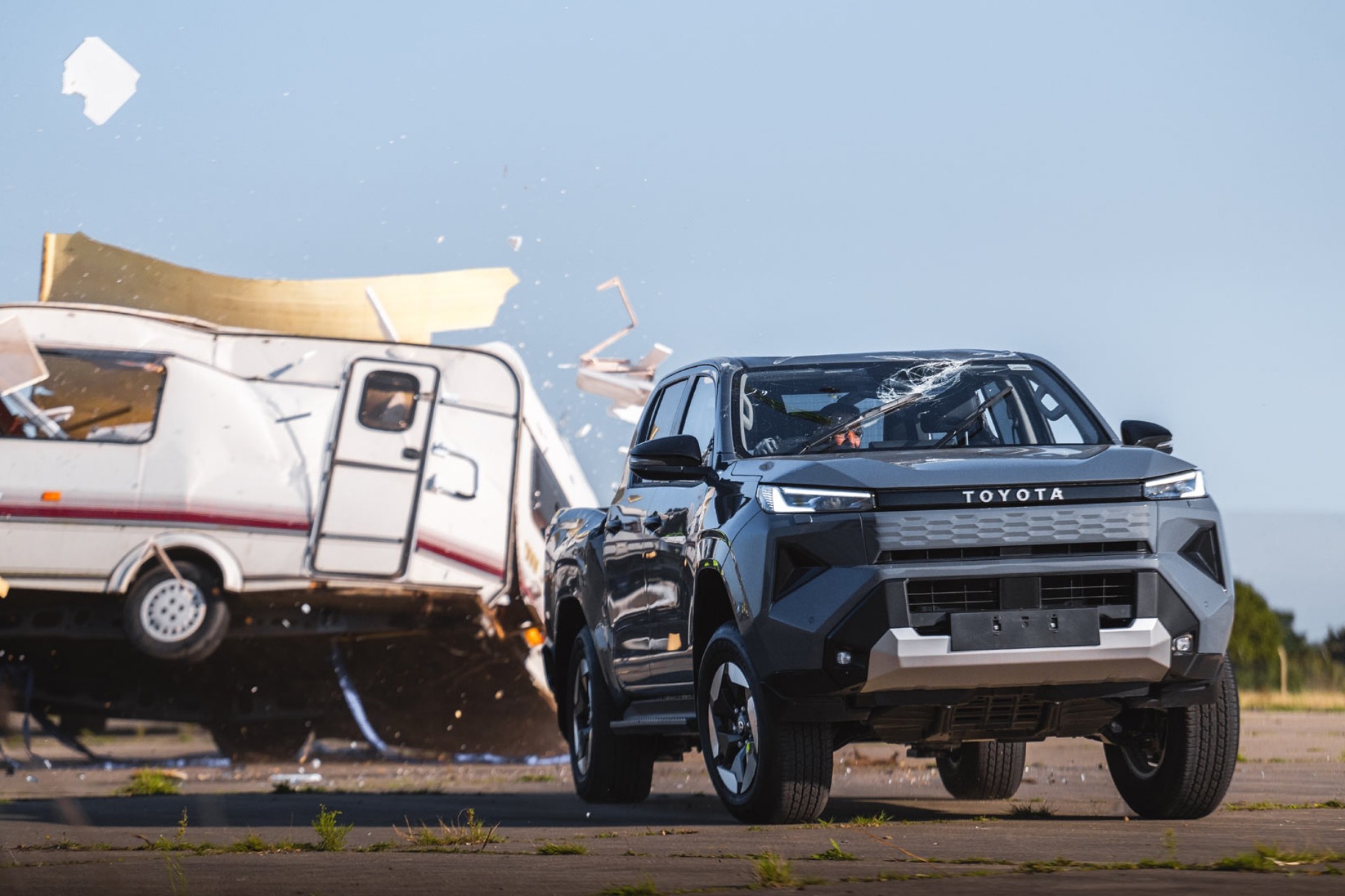 Nova Toyota Hilux resiste a trailer de 760 kg que despencou 9 metros; veja