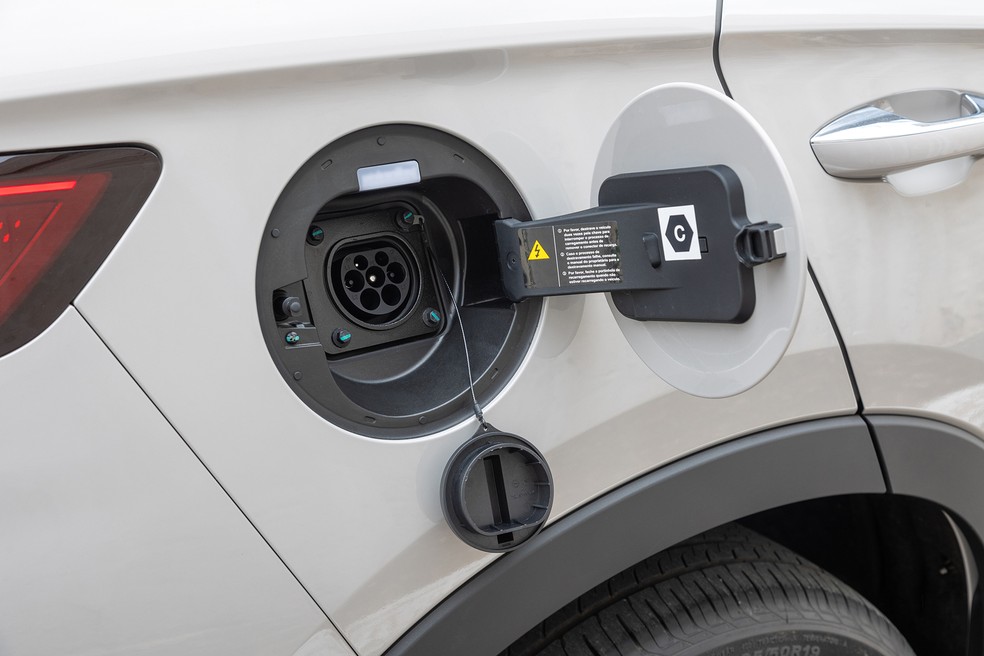 Carros elétricos e híbridos plug-in precisam de recarga externa — Foto: Divulgação/BYD
