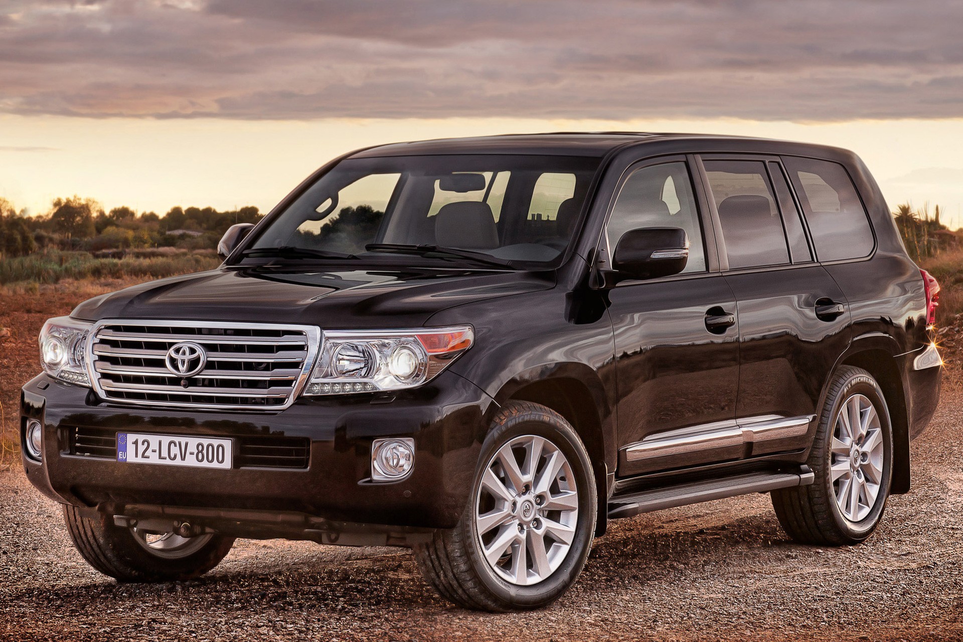 Jipão da Toyota viraliza ao resistir a tiro de bazuca; assista