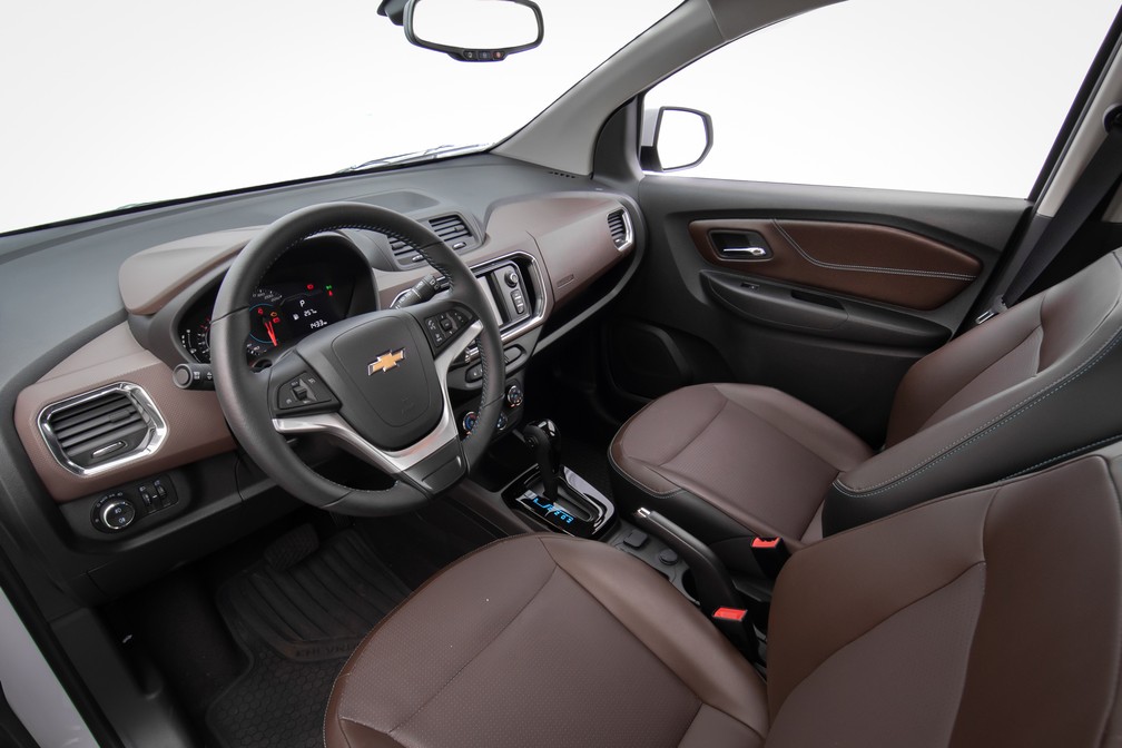 Interior da Spin Premier tem couro marrom e central multimídia — Foto: Divulgação/Chevrolet