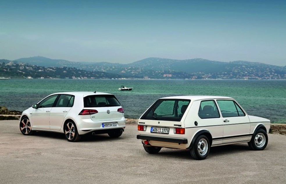 Primeira e última gerações do Volkswagen Golf GTI (Foto: Divulgação) — Foto: Auto Esporte