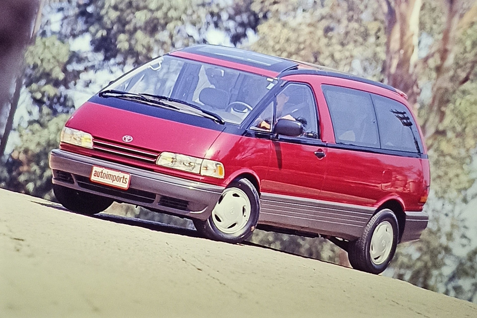 Toyota Previa era minivan com jeito de nave espacial rival da Kia Besta