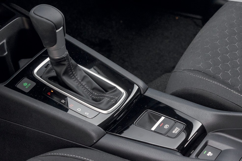 Console exibe duas das novidades do City 2025: freio de estacionamento eletrônico e auto hold — Foto: Renato Durães/Auto News Brasil