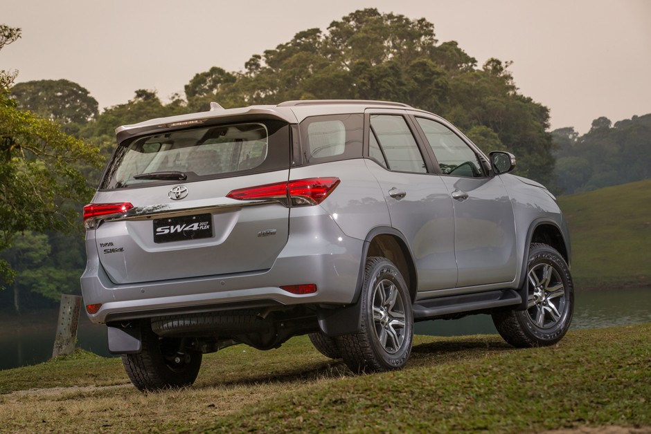 Toyota Hilux e SW4 ganham motor flex no Brasil