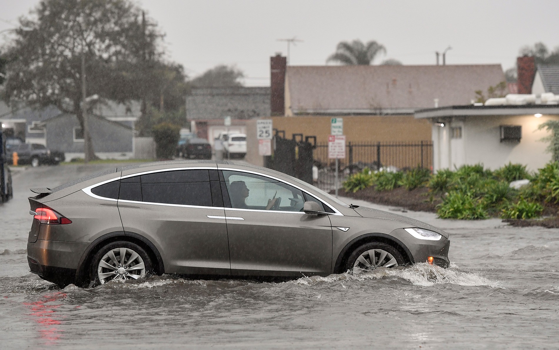 Carros elétricos podem atravessar enchentes?
