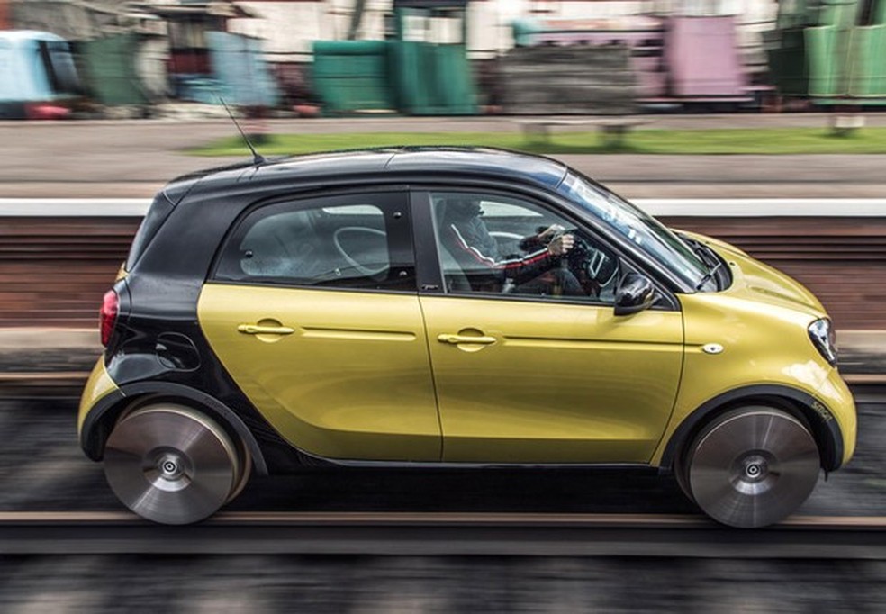 Rodas enormes e pesadas foram criadas especialmente para a tarefa (Foto: Divulgação) — Foto: Auto Esporte