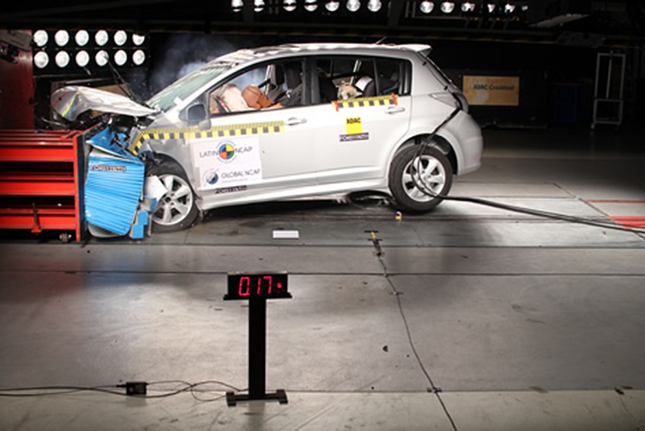 Nissan Tiida com airbag duplo: 4 estrelas para passageiro adulto (nota 13,12/16,00) e 1 estrela para passageiro infantil (nota 9,29/49,00); Com airbag do motorista: 3 estrelas para passageiro adulto (9,54/16,00) e 1 estrela para passageiro infantil (8,00/49,00)