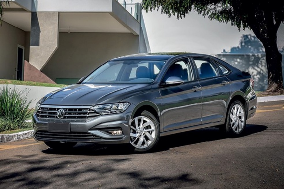 O Volkswagen Jetta Comfortline é equipado com motor 2.0 aspirado a combustão — Foto: Divulgação/Volkswagen