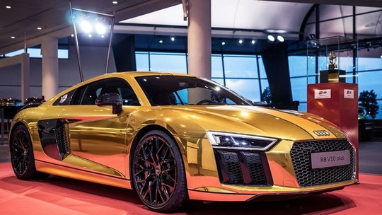 Para comemorar prêmio, Audi pinta R8 V10 Plus na cor ouro