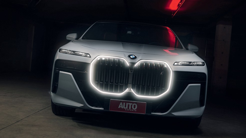 BMW i7 tem grade iluminada — Foto: Fabio Aro/Auto News Brasil