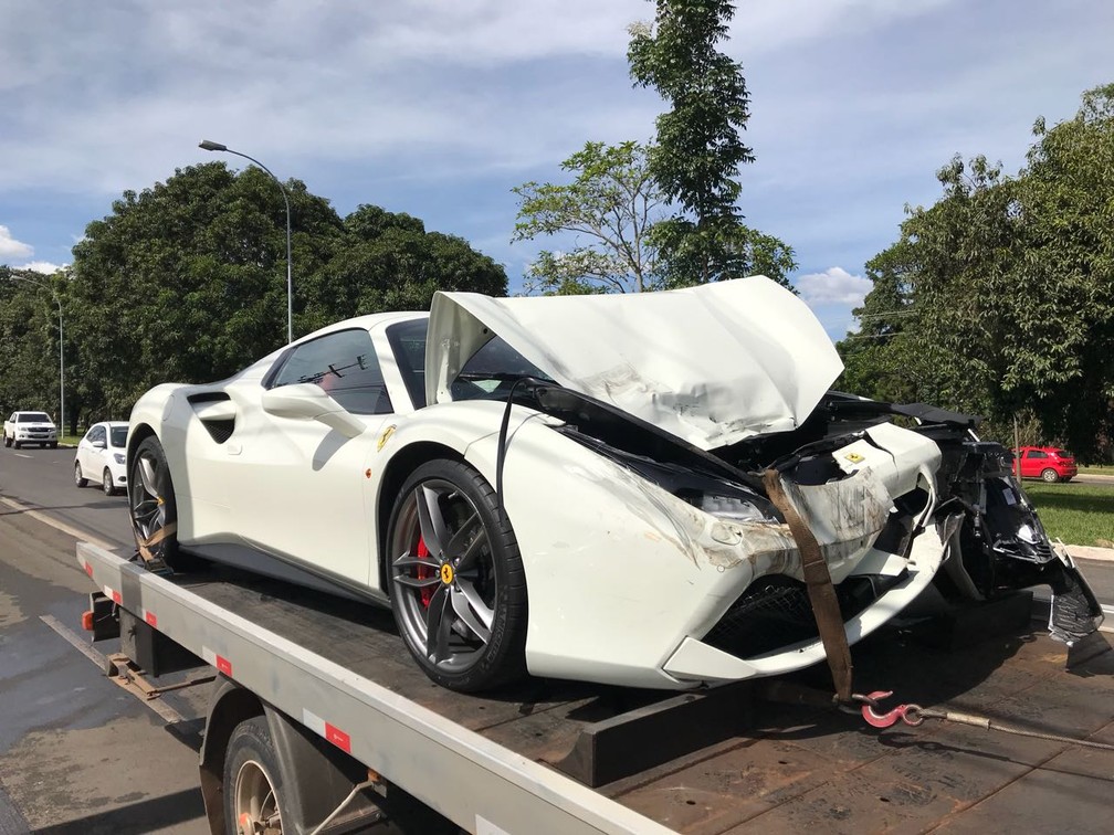 Ferrari batida em acidente no Lago Sul — Foto: Marcelo Cardoso/G1