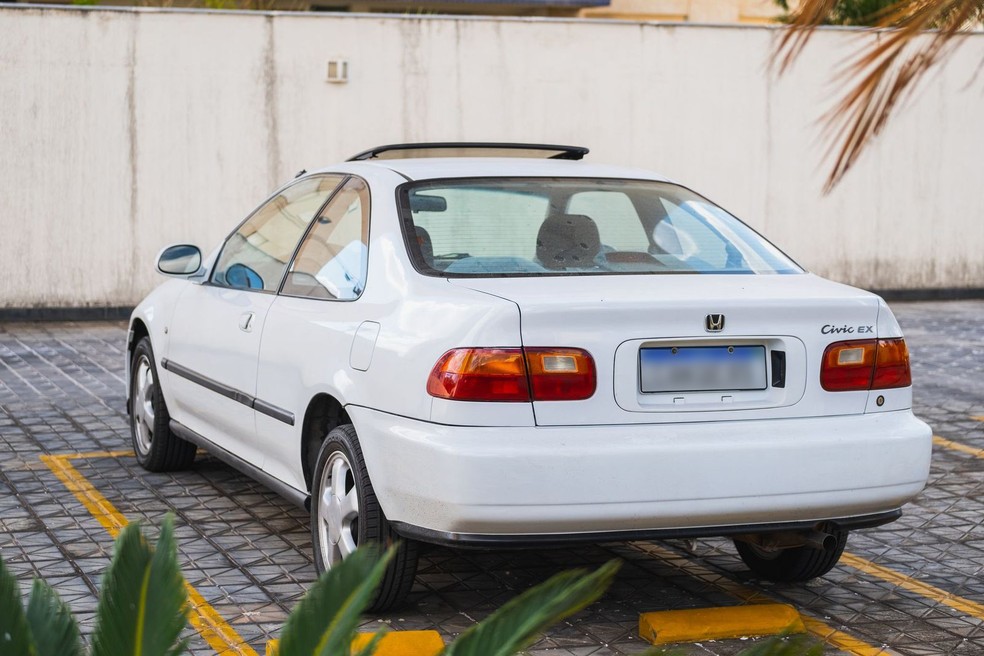 O carro tem ar-condicionado e direção hidráulica — Foto: Bruno Castro/Auto News Brasil 
