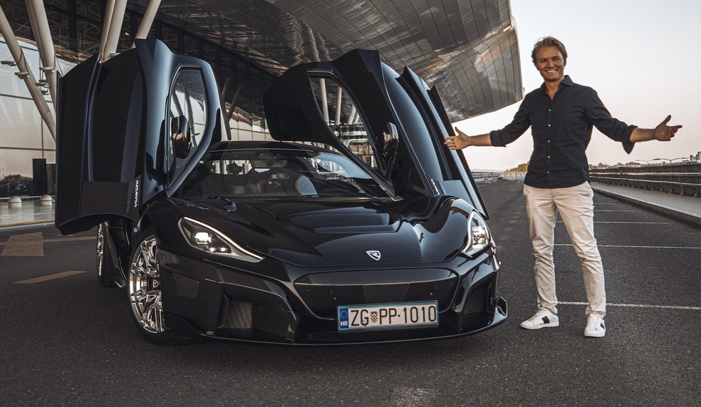 Nico Rosberg posa com seu Rimac Nevera em frente a fábrica da marca na Croácia — Foto: Divulgação
