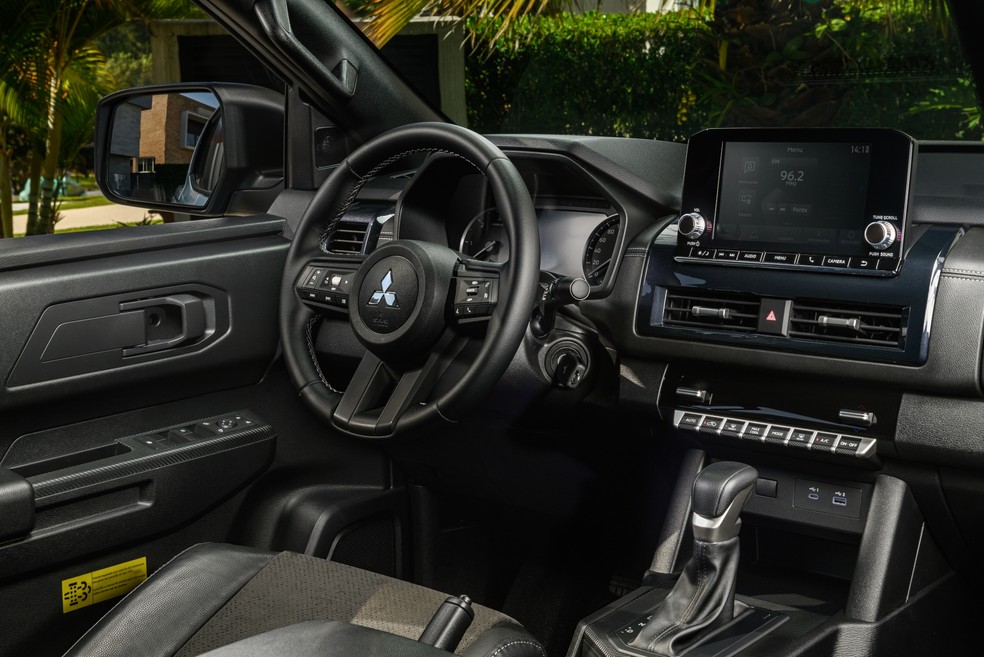 Mitsubishi Triton Tarmac tem volante em couro e central multimídia de oito polegadas — Foto: Divulgação