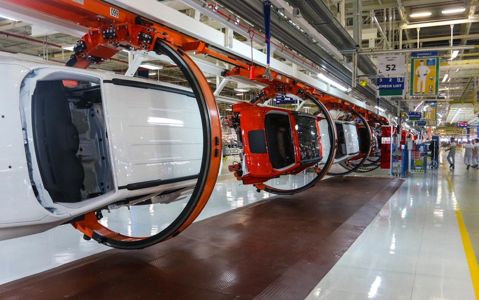 Linha de montagem na fábrica da Jeep — Foto: Divulgação