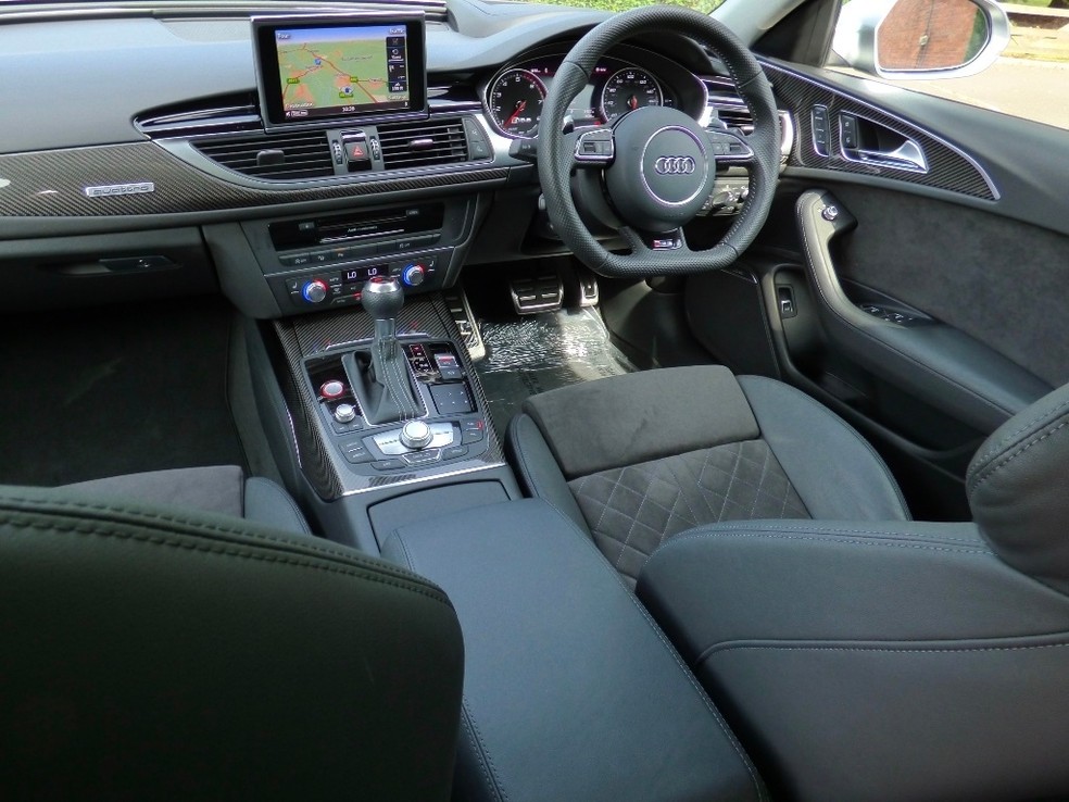 Audi RS 6 Avant com volante no lado direito — Foto: Reprodução/AutoTrader