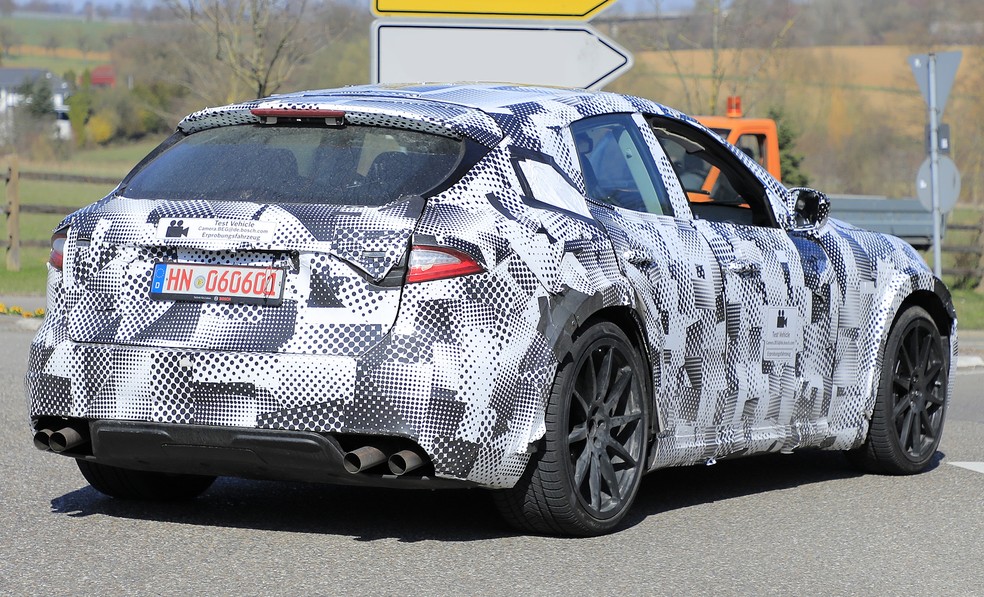 Os escapes quádruplos denunciam a presença do massivo V12 com mais de 800 cv sob o capô — Foto: Automedia