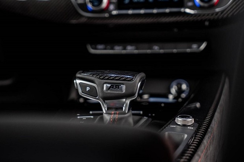Além de Alcantara, a fibra de carbono adorna a manopla do câmbio e console central (Foto: Divulgação) — Foto: Auto Esporte