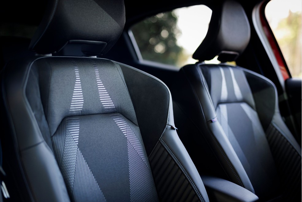 Renault Clio E-Tech Full Hybrid tem bancos esportivos  — Foto: Divulgação